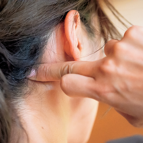 触る 痛い 頭皮 と 頭皮がチクチクする原因とは。体調不良のサイン