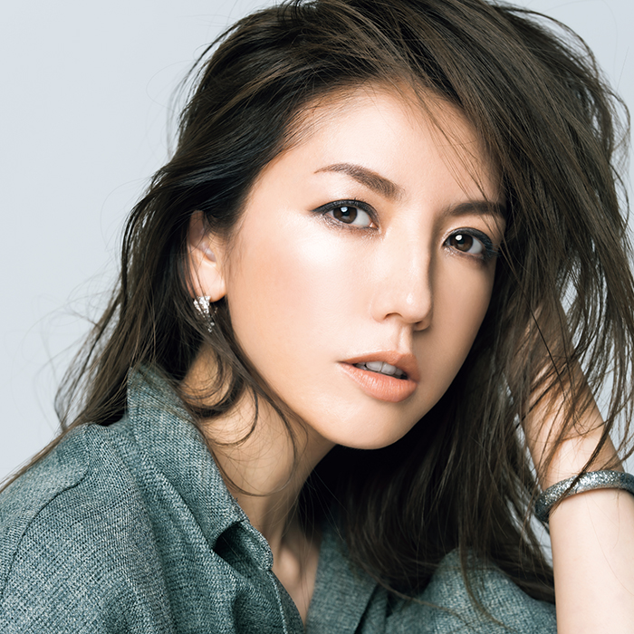 千吉良恵子さん 美香さん 年40代がしたい最新メークは 目元にグレー で品格アップ 美st Online 美しい40代 50代 のための美容情報サイト