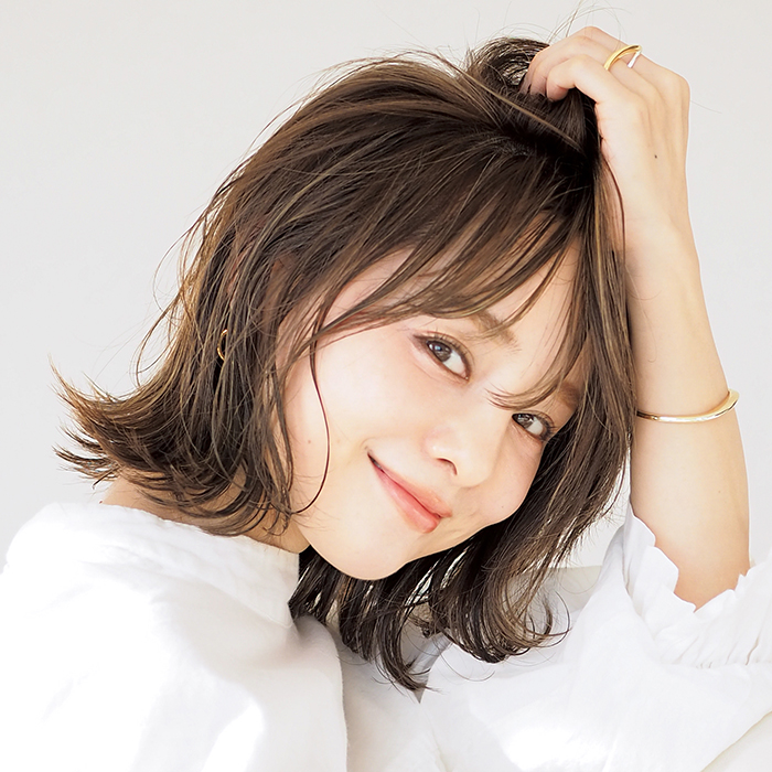 40代の年最新髪型 白髪もうねりも切らずにカバー 田中亜希子さんのボブレイヤー ミディアムヘア 美st Online 美しい40代 50代のための美容情報サイト